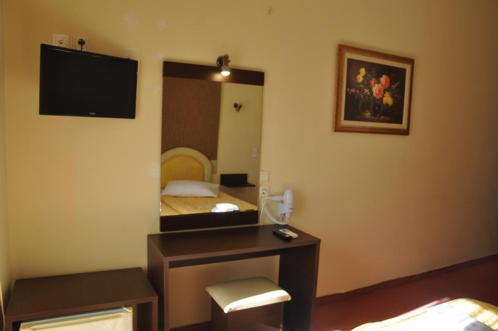 Hotel Drosia Messíni Екстериор снимка